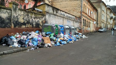 Грязные мусорные баки