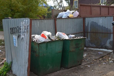 Мусорный бак с мусором