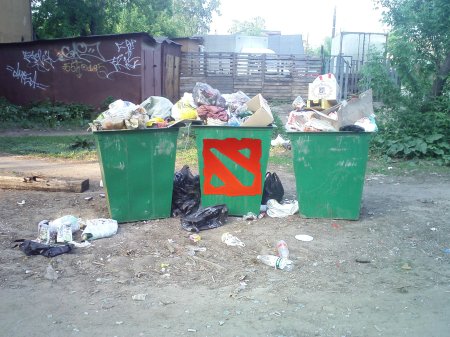 Мусорный контейнер с мусором