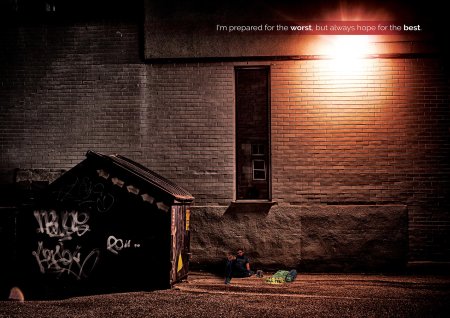 Темная стена на улице