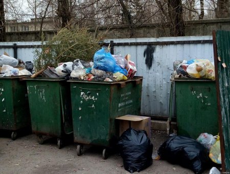 Мусорный бак с мусором