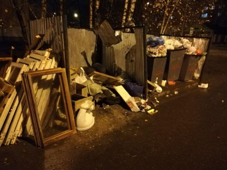 Мусорка ночью