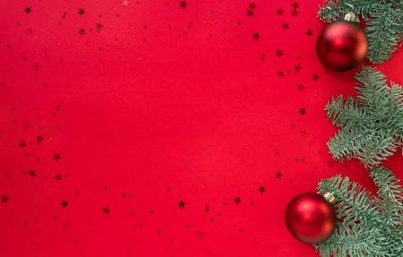 Елка на Красном фоне