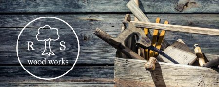 Инструменты на фоне дерева