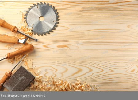 Инструменты на фоне дерева