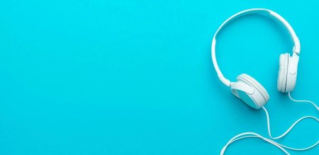 Наушники на синем фоне