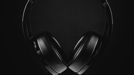 Наушники на черном фоне