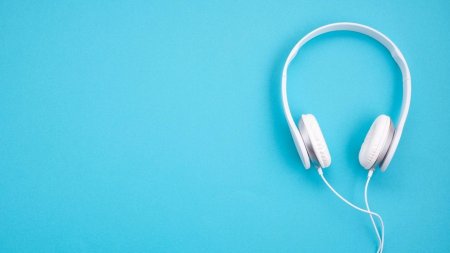 Белые наушники