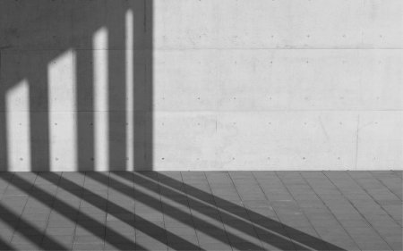 Тень на стене