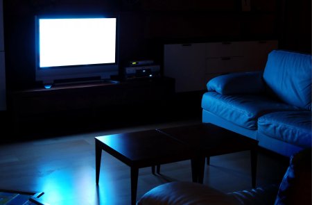 Телевизор в темноте