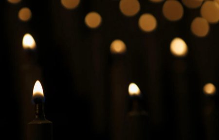 Черный фон со свечой