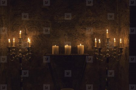 Темная комната со свечами