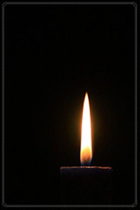 Свеча на черном фоне