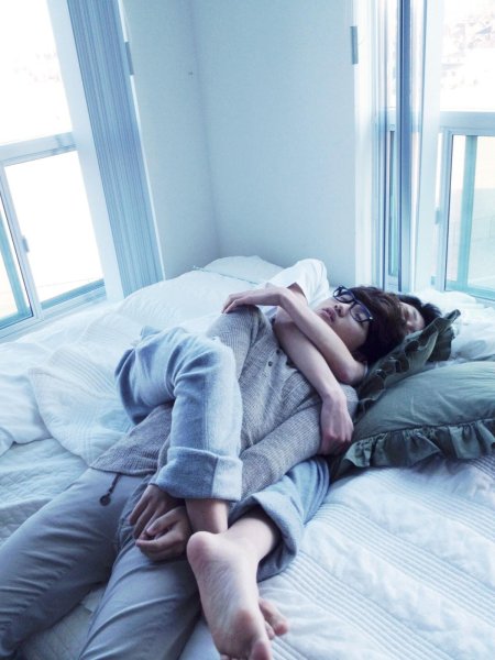 Лежать в обнимку