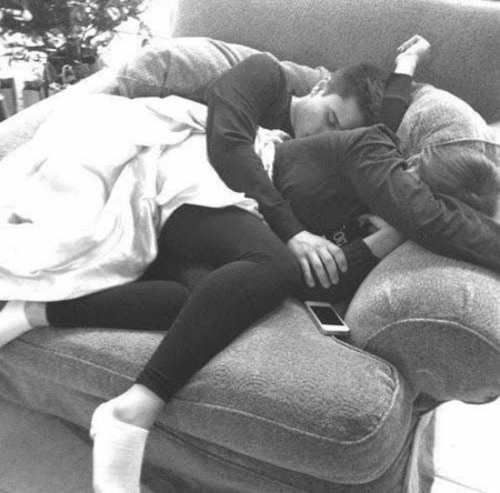 Парень с девушкой в обнимку