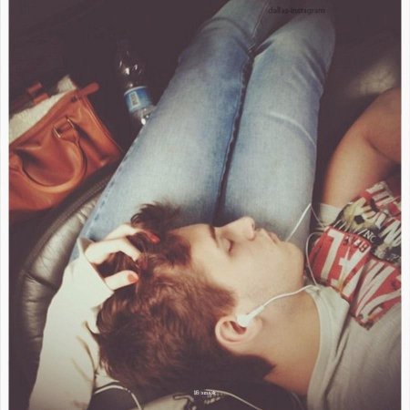 Парень лежит на коленях у девушки