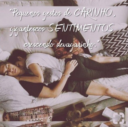 Пара лежит в обнимку