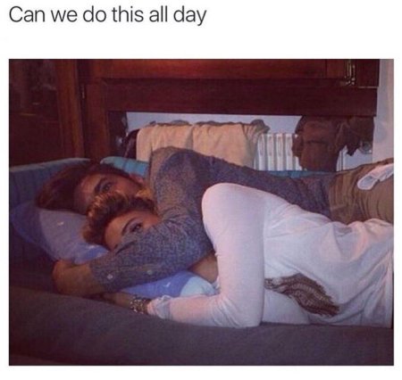 Пара в обнимку на кровати