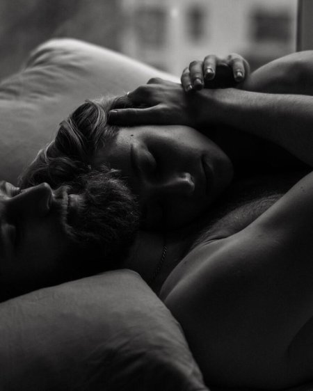 Объятия лежа