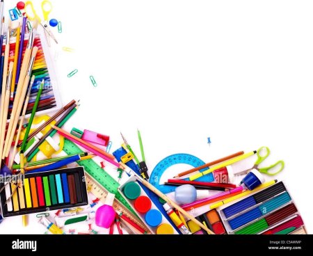 Школьные принадлежности на белом фоне