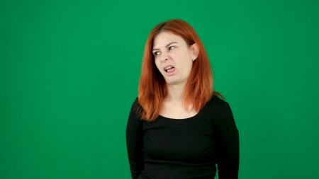 Рыжеволосая девушка