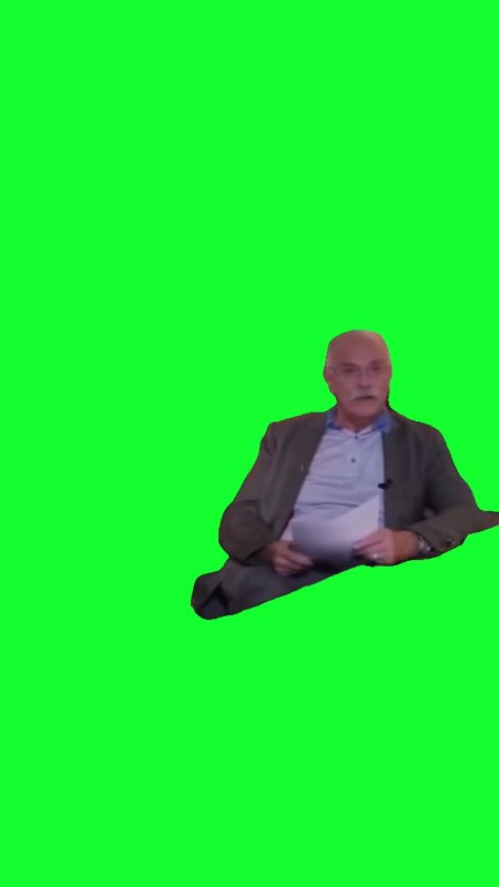 Человек на фоне хромакея