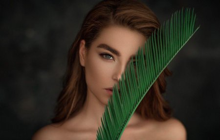 Девушка в зелени