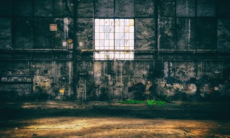 Стена заброшенного здания