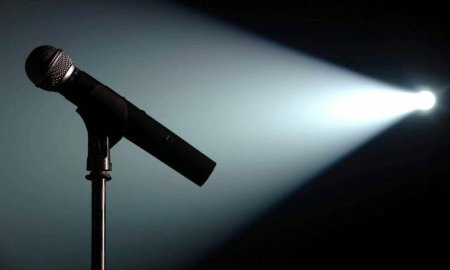 Микрофон на стойке