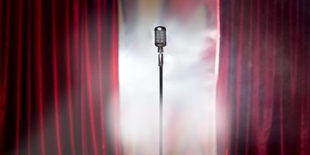 Ретро микрофон на сцене