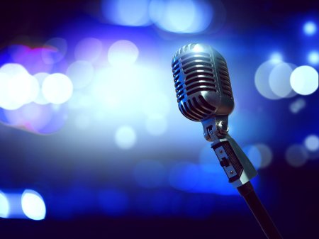 Микрофон и зал