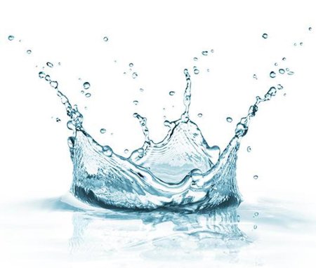 Всплеск воды на белом фоне