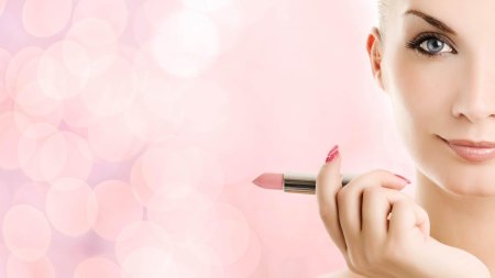 Девушка с косметикой