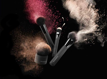 Кисти для макияжа фон