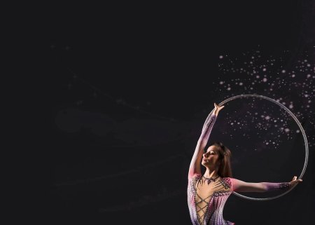 Гимнастка на черном фоне