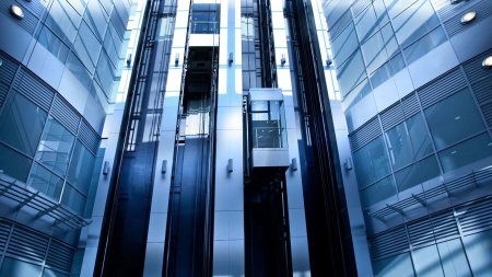 Скоростные лифты в небоскребах