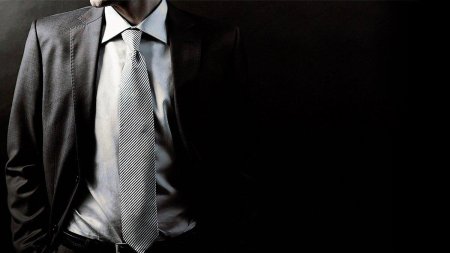 Мужчина в галстуке