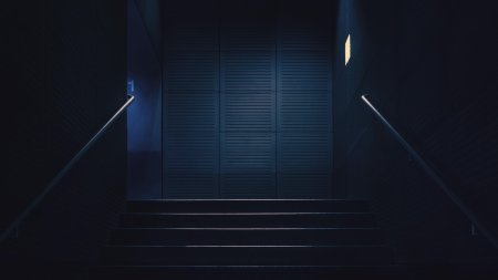 Темная лестница