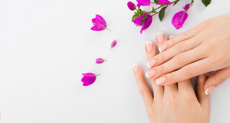 Красивые руки с маникюром