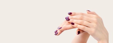 Маникюр на белом фоне