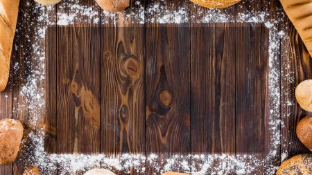 Выпечка на деревянном фоне
