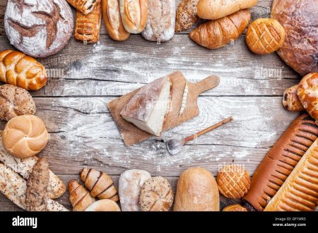 Выпечка на деревянном фоне