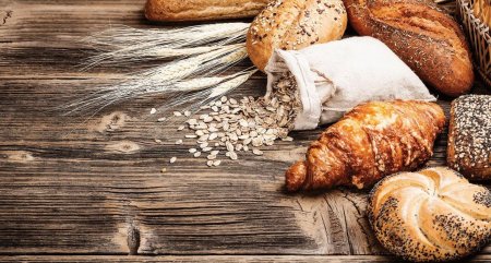 Хлебобулочные изделия на деревянном фоне