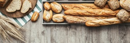 Хлеб на деревянном фоне