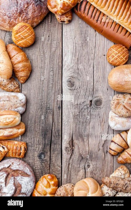 Хлебобулочные изделия на фоне дерева