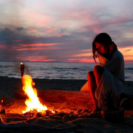 Костер на берегу моря