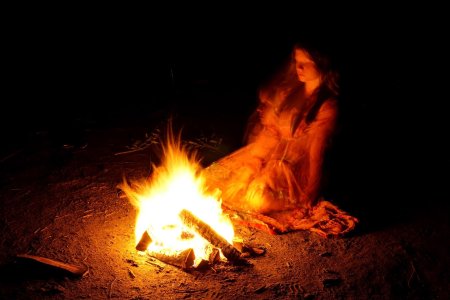 Девушка у костра