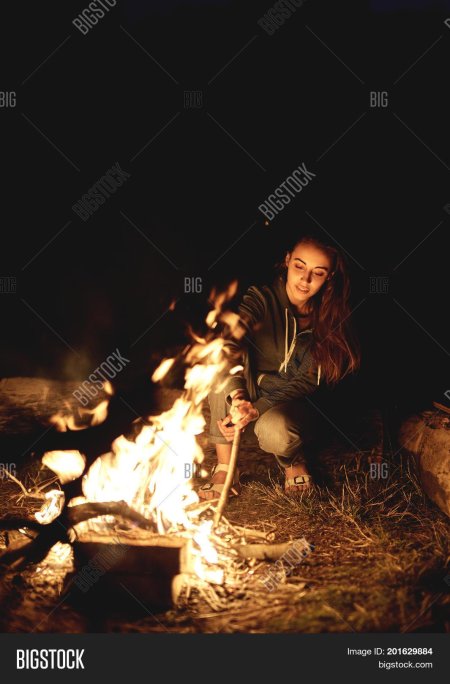 Девушка возле костра ночью