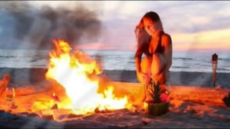 Девушка около костра