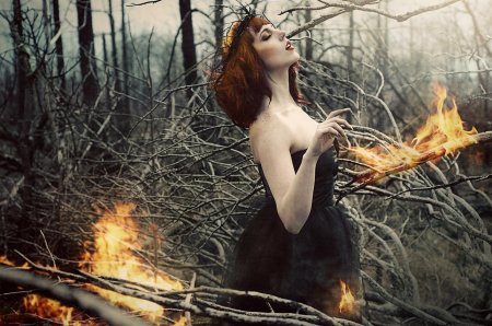 Фотосессия в лесу с огнем